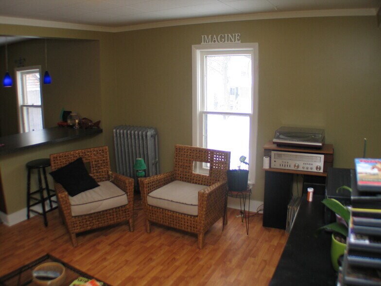 Building Photo - 737 Village St