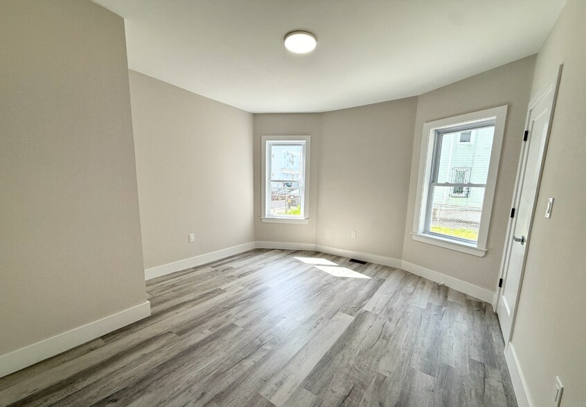 Building Photo - 10 Cawfield St