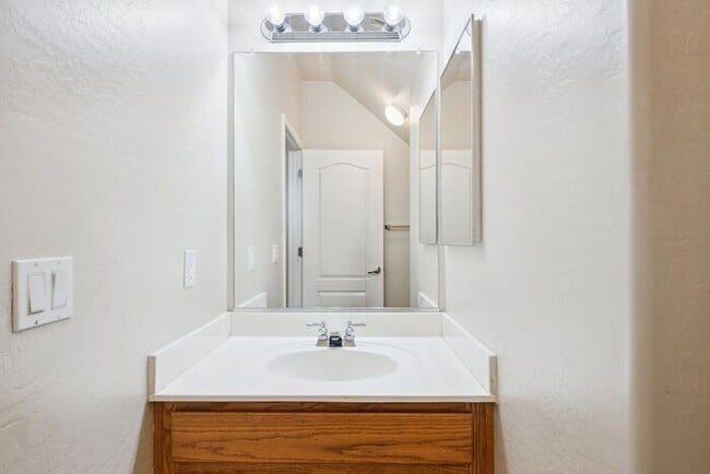 Building Photo - Charming 3-bed, 2-bath townhome in gated community!