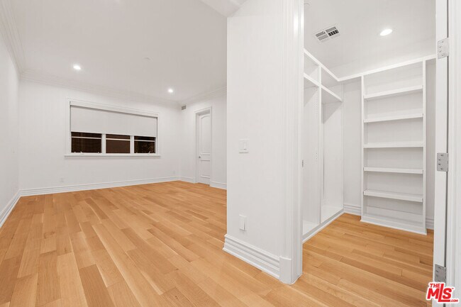 Building Photo - 475 Martin Ln