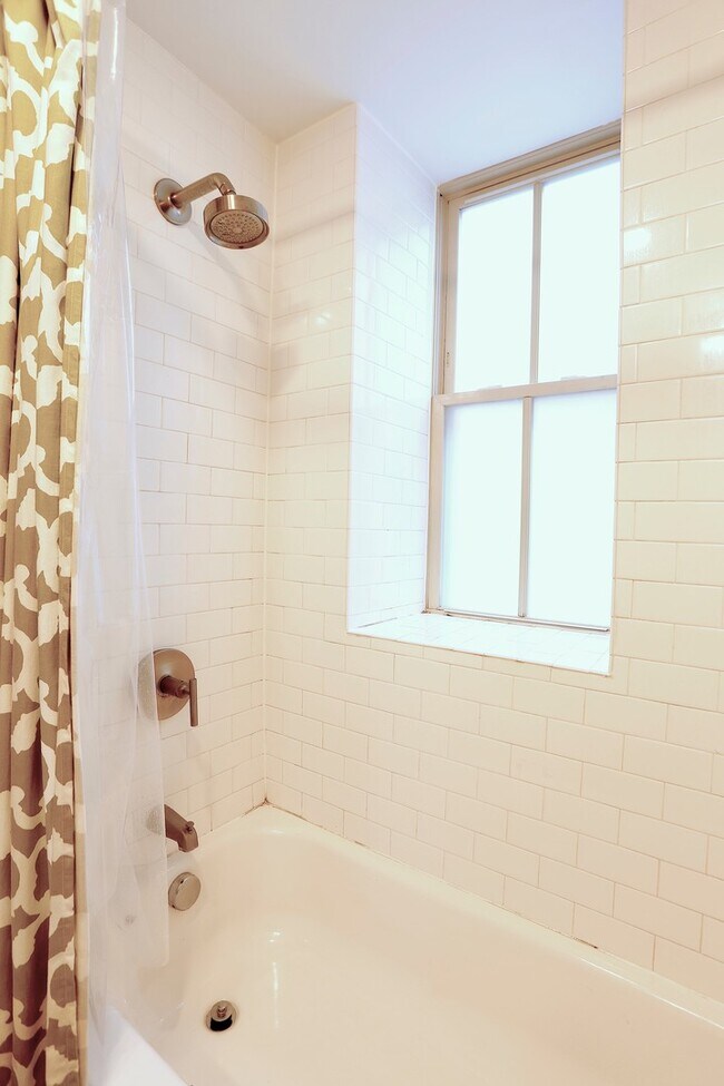 Building Photo - Parking Included! 1 Bedroom 1 Bathroom Cor...