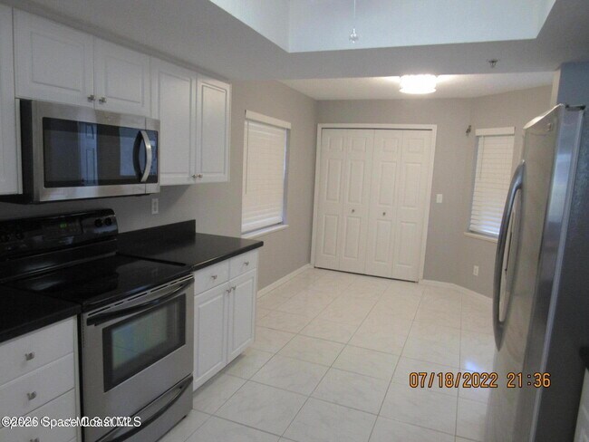 Building Photo - 606 Shorewood Dr
