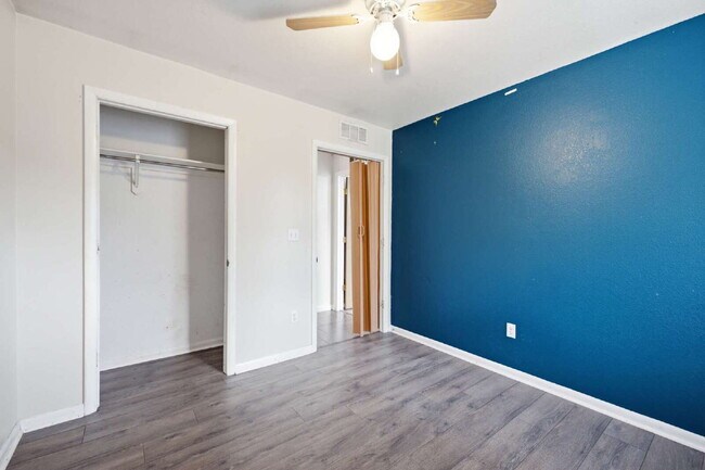 Building Photo - Spacious 5-Bed Retreat with Modern Updates in Aurora. Included - Greenhouse and Shed!