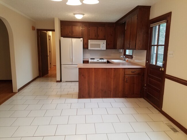 Building Photo - 2750 River Rd W