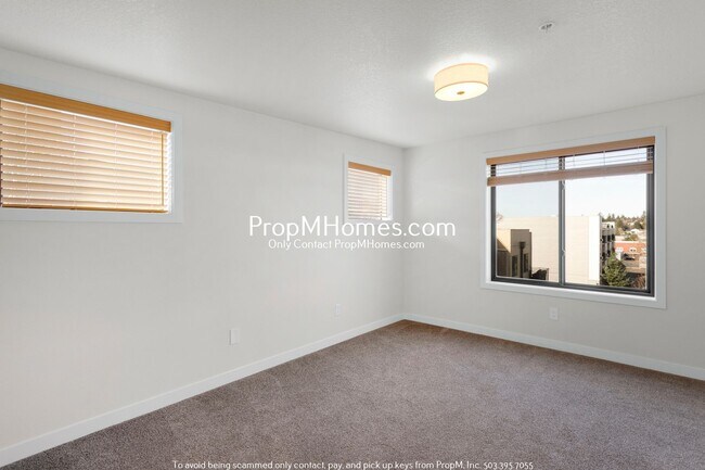 Building Photo - Updated Two Level Condo in the Heart of Do...