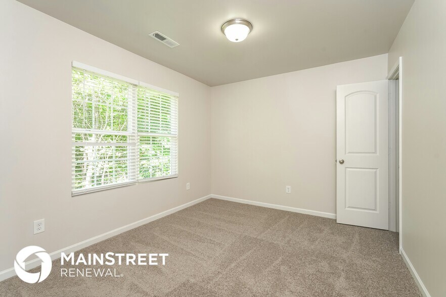 Building Photo - 2049 Chapel Park Ln