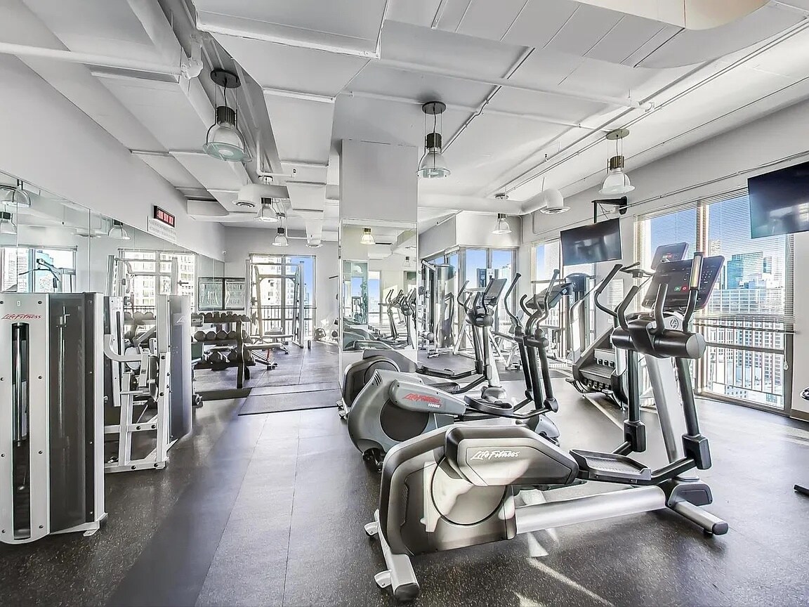 Building Photo - 2 E Erie St