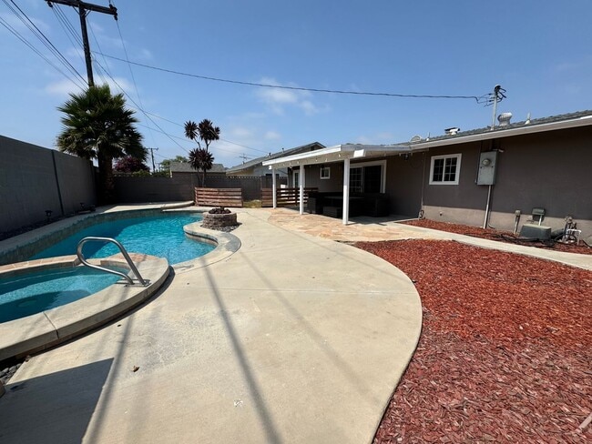 Building Photo - Beautiful 3Bd/2Ba Home With Pool Located I...