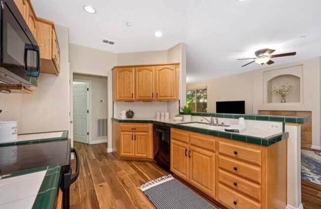 Building Photo - Nice Two Bedroom Two Bathroom Home in Rocklin - Whitney Oaks Ages 55+ Gated Community