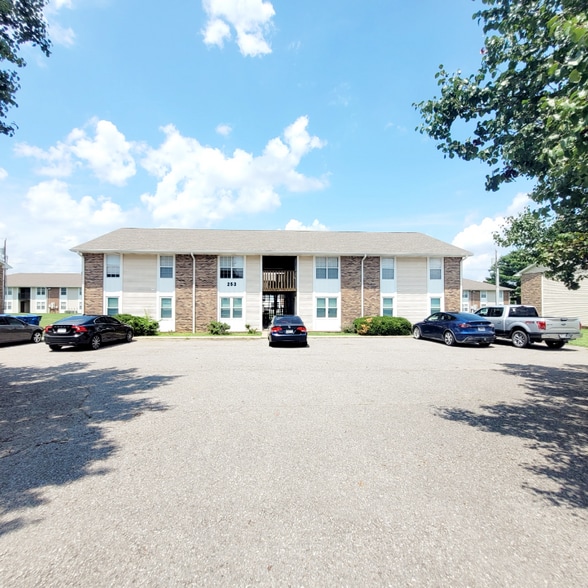 Building Photo - 253 White Oak Rd