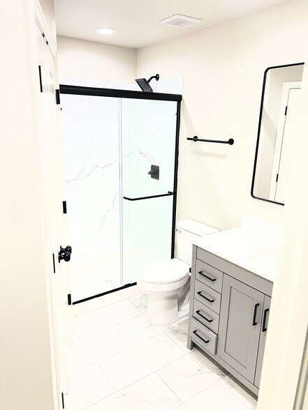 Building Photo - 1615 Iowa St