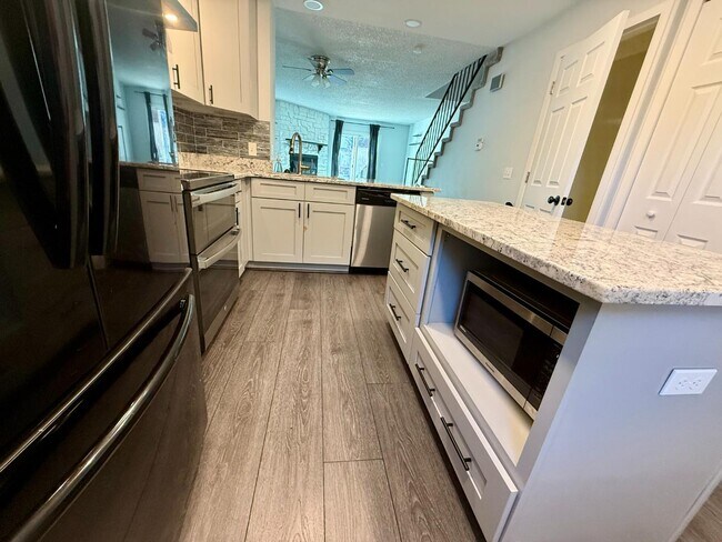 Building Photo - 3646 Queen Anne Way