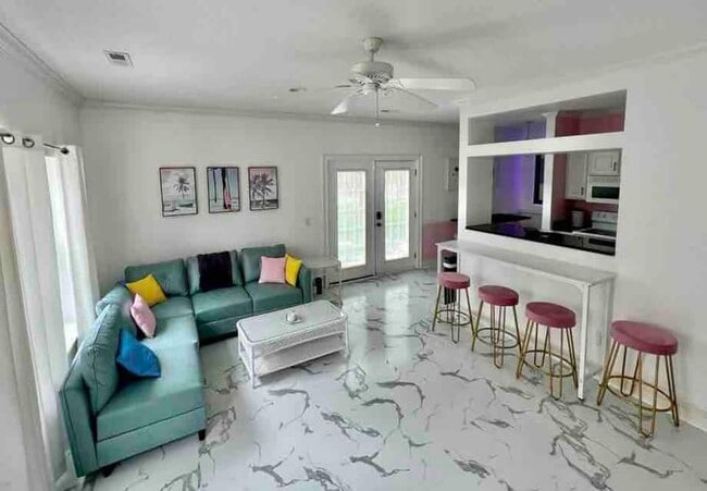 Building Photo - 404 8th Ave S