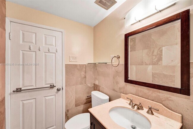 Building Photo - 1430 Brickell Bay Dr