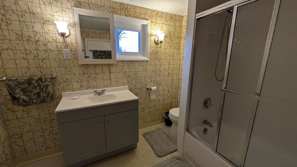 Building Photo - 1108 Charles St