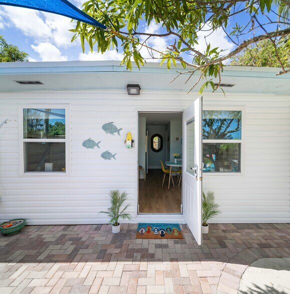 Primary Photo - 5880 SW 32nd Ter