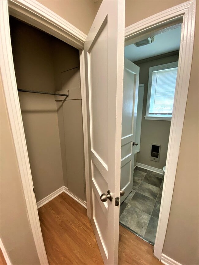 Building Photo - 982 Woody Hills Dr