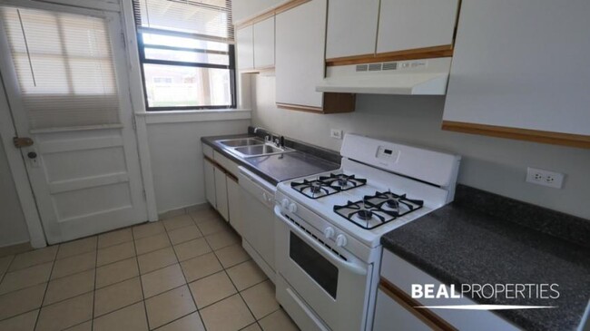 Building Photo - 2 bedroom in CHICAGO IL 60657