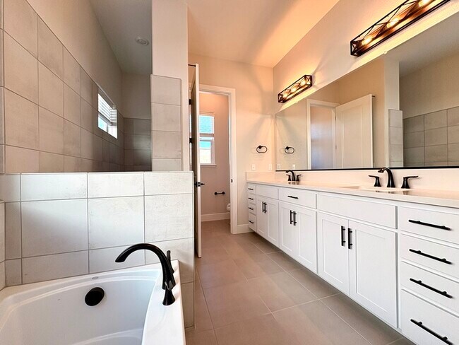 Building Photo - Beautiful 3 Bedroom NEW JMC home for rent in West Roseville!