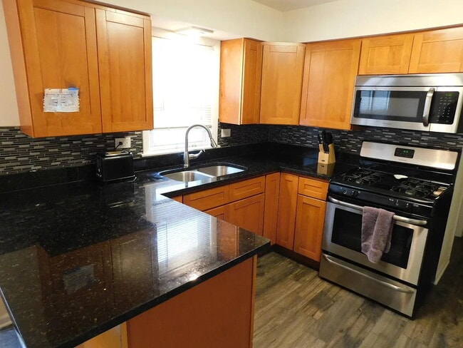 Building Photo - Located in Chicago’s desirable Mount Greenwood neighborhood