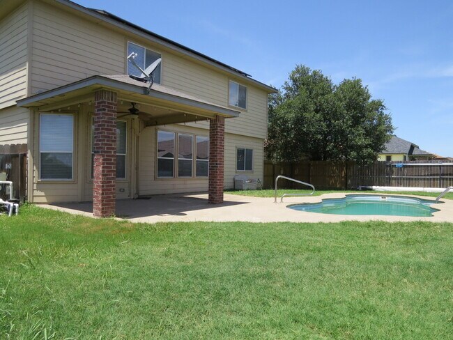 Building Photo - "Spacious 5-Bedroom Oasis with Pool on Gri...