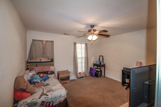 Building Photo - 802 N Taylor Ct