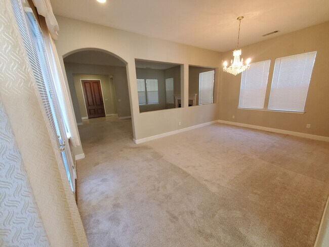 Building Photo - STUNNING SPACIOUS 5 BEDROOM HOME IN CONCOR...