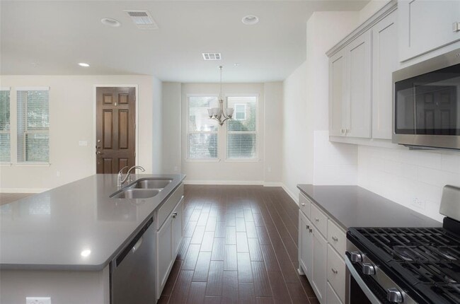 Building Photo - 13800 Lyndhurst St
