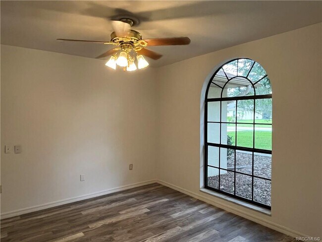 Building Photo - 558 E Jenkins Ct