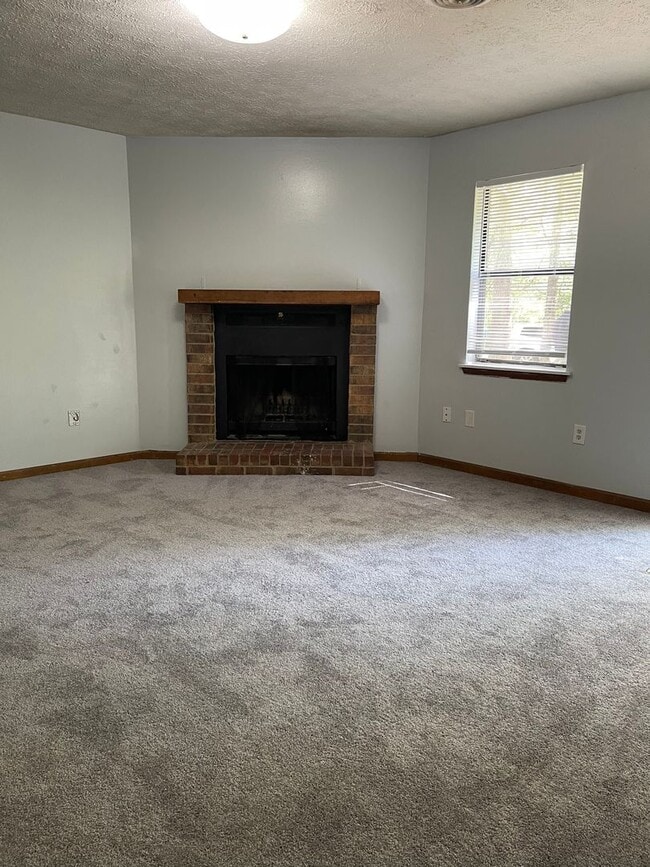 Building Photo - 2 BR 1 BA Eastside Duplex!
