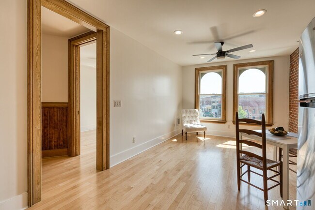 Building Photo - 11 Main St