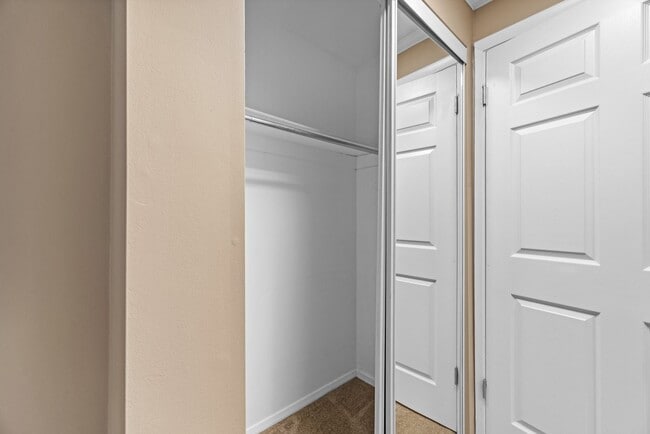 Building Photo - Ground level condo in Annapolis - Lake Heron