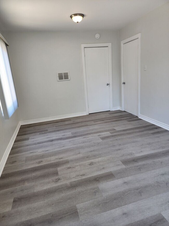 Building Photo - 4475