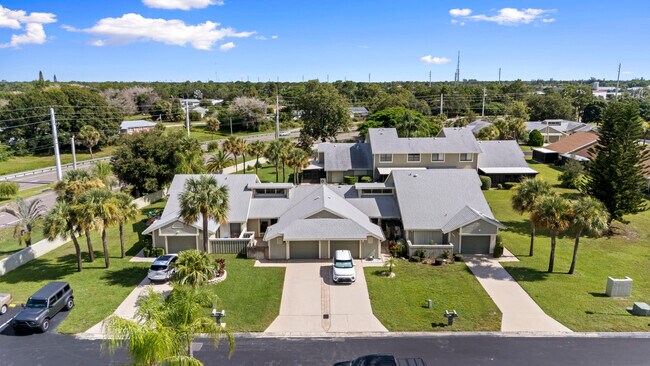 Building Photo - 1431 SE Berwick Ct