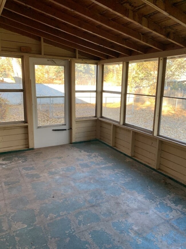 Building Photo - STUDENTS WELCOME! Spacious 5 Bed 2 Bath Ranch Home