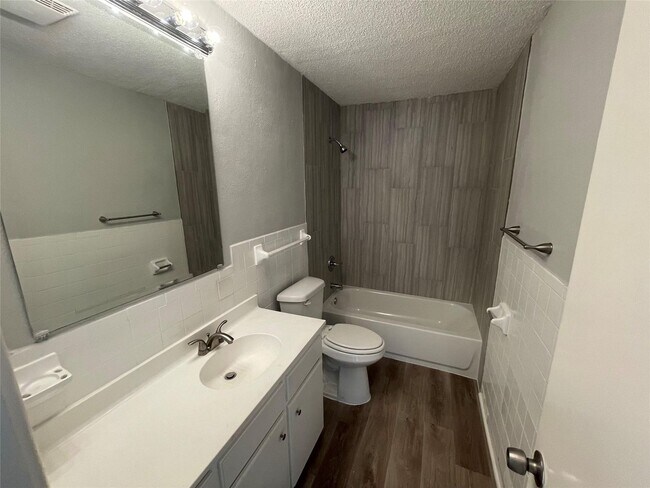 Building Photo - 3 BR/2BA | Single Family Home | Covered Patio | Additional Living room!
