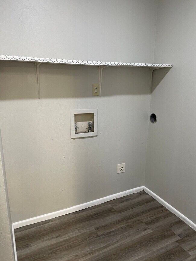 Building Photo - "Charming 3-Bed Oasis in Lubbock - Spaciou...