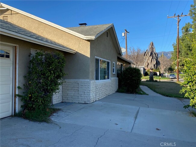 Building Photo - 2598 N Mountain View Ave