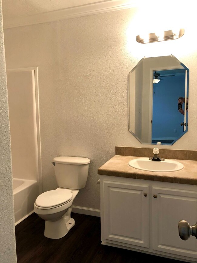 Building Photo - Room For Rent