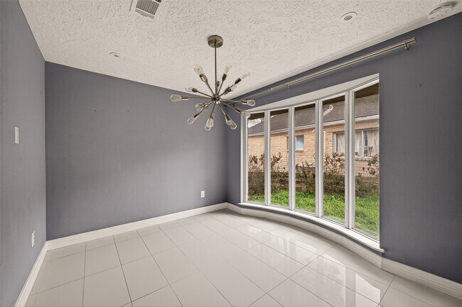 Building Photo - 2130 Round Lake Dr