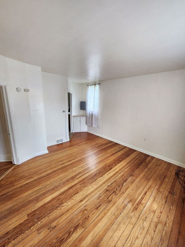 Building Photo - 2 Bedroom Duplex