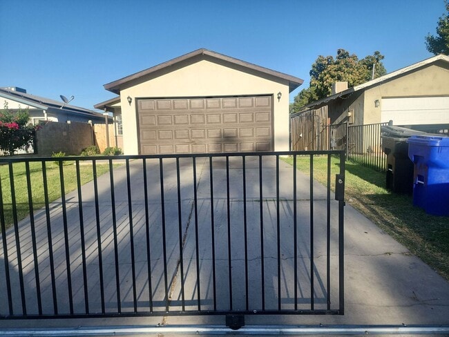 Building Photo - Enchanting Bakersfield property just 10 mi...