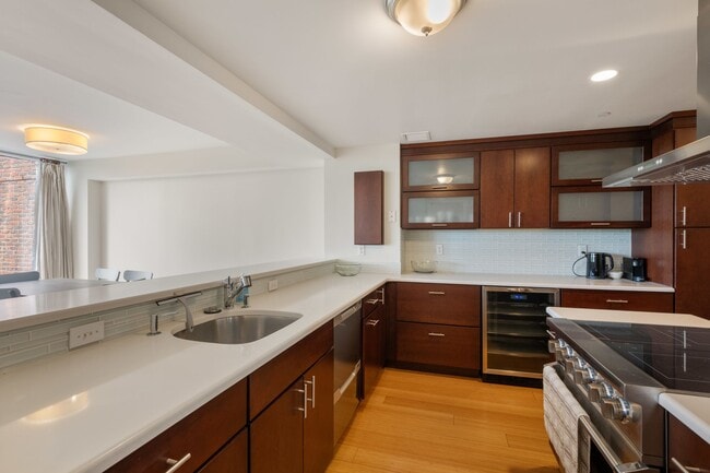 Building Photo - 975 Memorial Dr