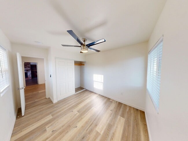 Building Photo - Large 7 Bedroom house on Dorothy - Steps off Campus!!