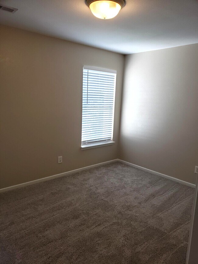 Building Photo - 898 Stonehurst Dr