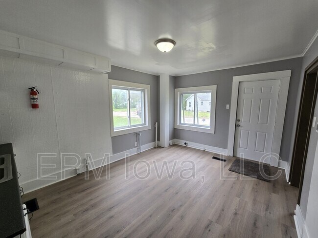 Building Photo - 508 Mobile St
