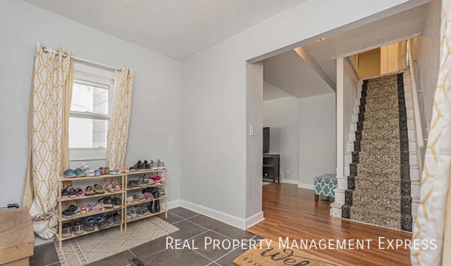 Building Photo - 807 W 13th St