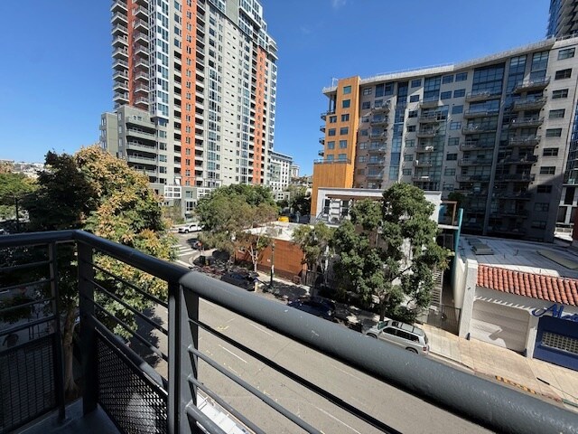 Building Photo - 425 W Beech St