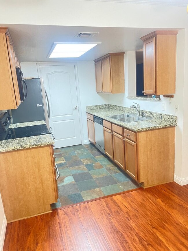 Building Photo - Great One Bedroom Condo w/ A/C