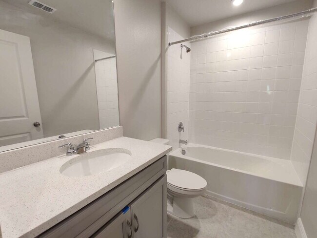 Building Photo - Beautiful 3-Bedroom Townhome in Gated Avea Pointe